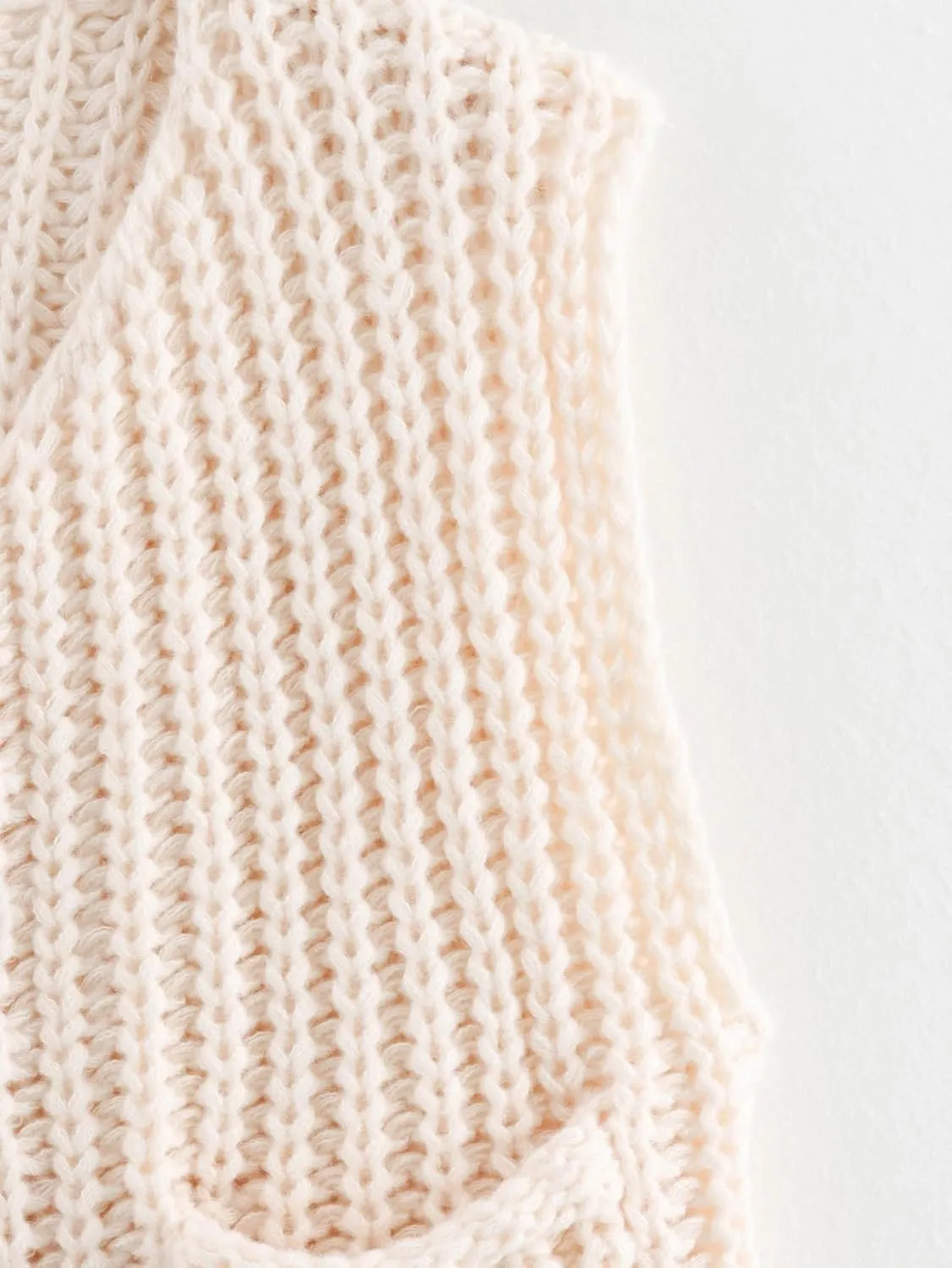 Women Crochet Knit Chunky Sweater Vest Button Down Sleeveless Knitted Crop Top Short Cardigan Vest with Pockets